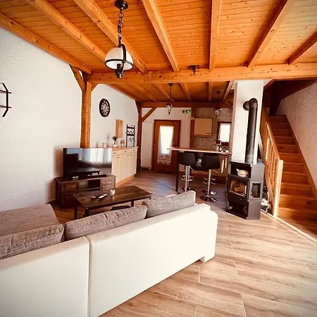 Maison Nidamour Val-de-travers بيت للعطل *