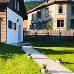 Maison Nidamour Val-de-travers بيت للعطل *